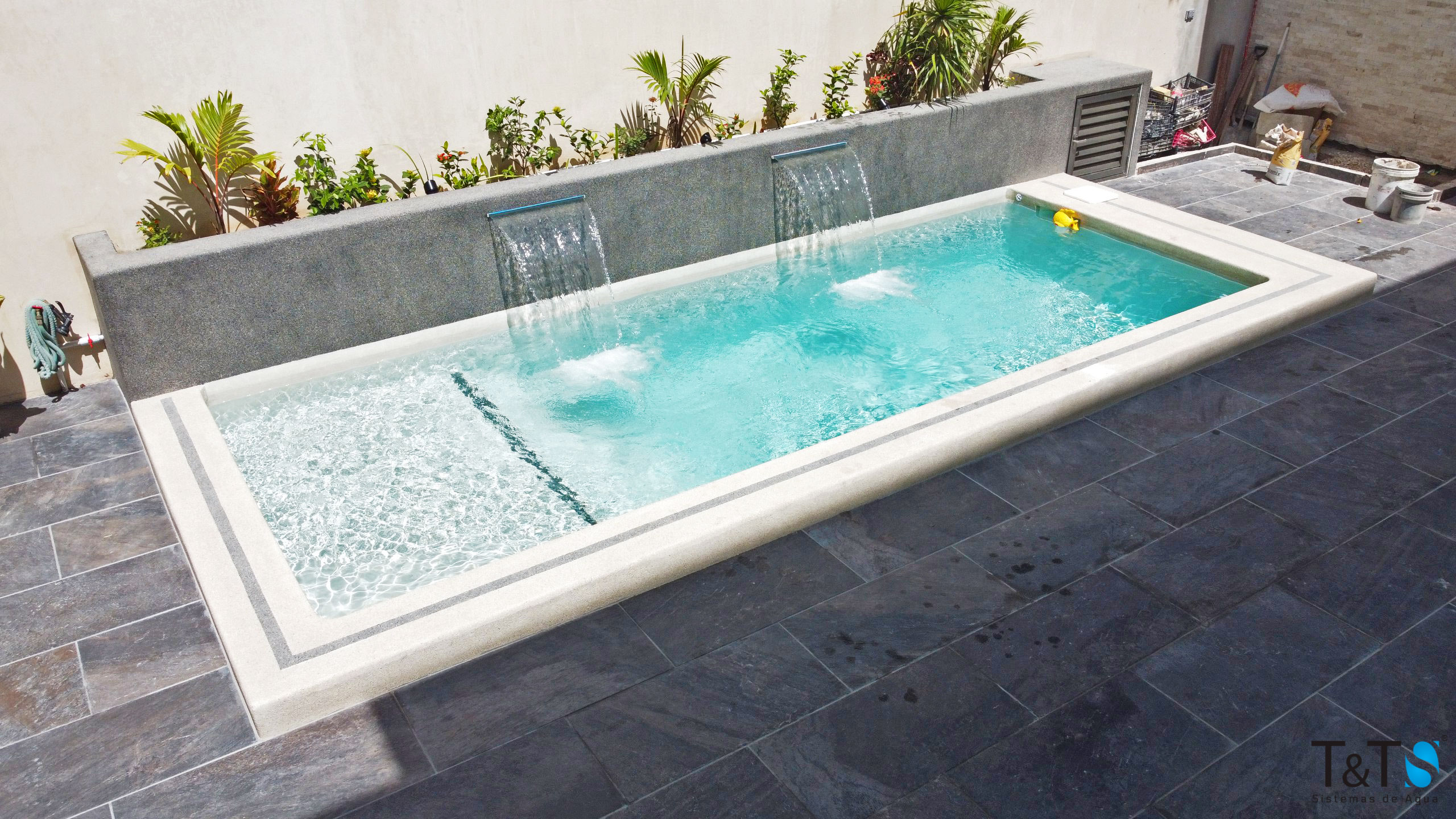 Construcción de alberca ecológica con cascadas, El Ejido, Playa del Carmen